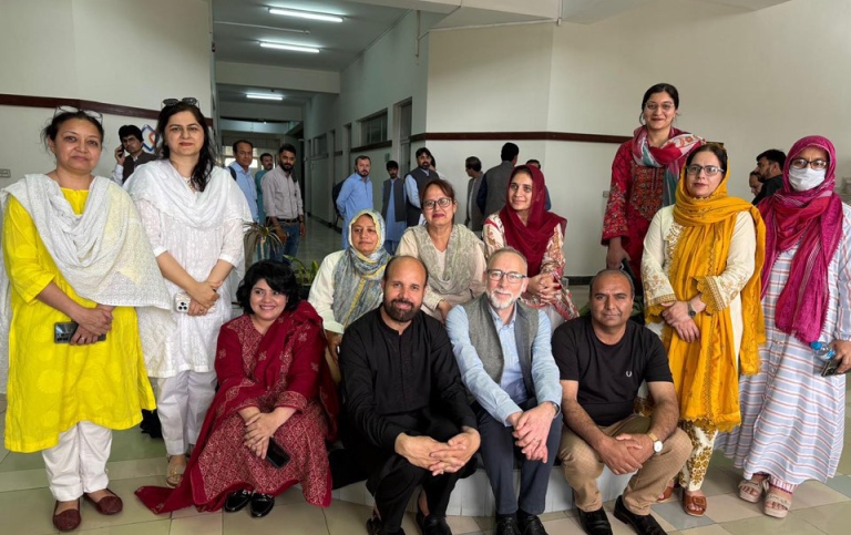 Deltagare i worshop i Pakistan om outforskade språk april 2025.